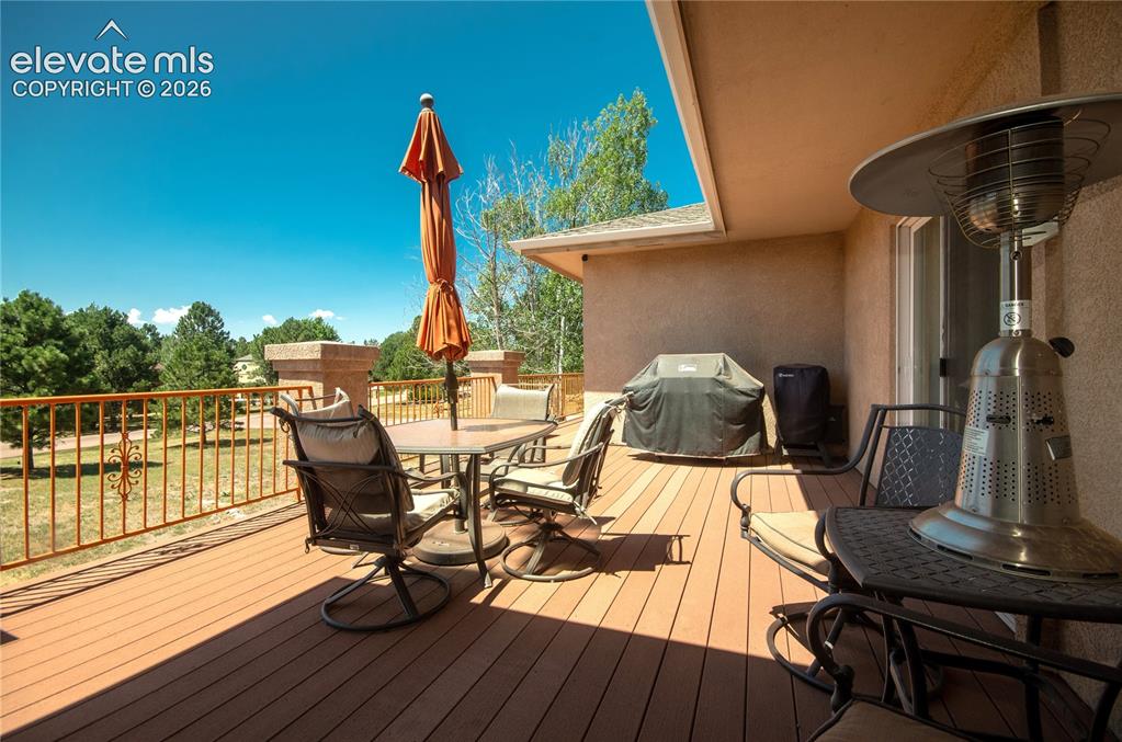 Image 14 of 50: Deck