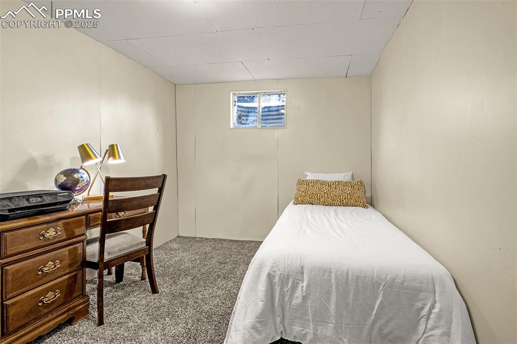 Image 13 of 18: Bedroom