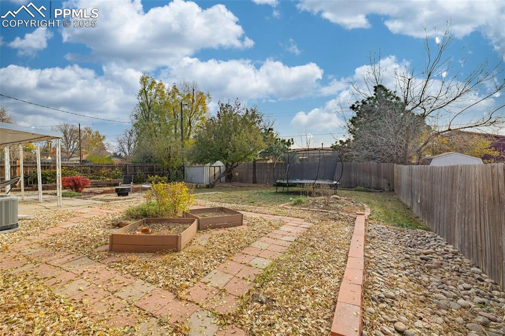 Image 17 of 18: Yard