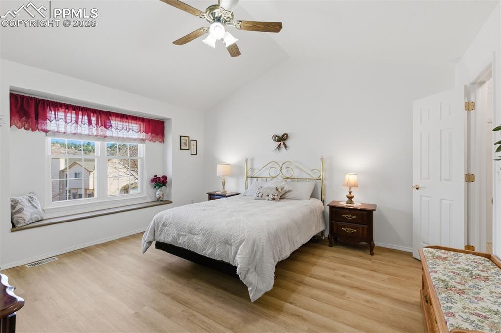 Image 16 of 30: Bedroom