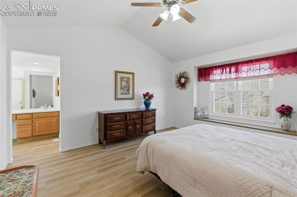 Image 18 of 30: Bedroom