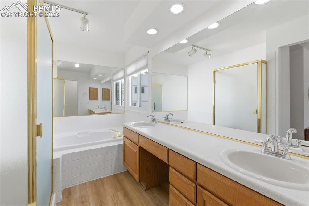 Image 19 of 30: Bathroom