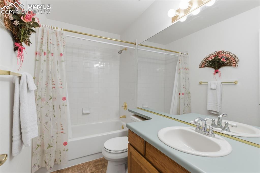 Image 22 of 30: Bathroom