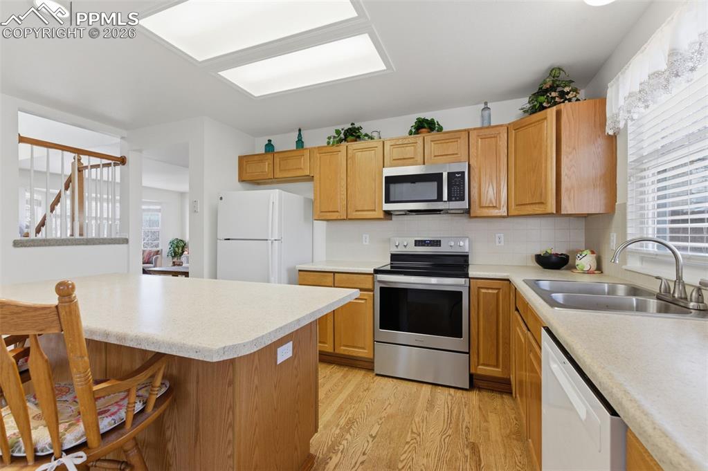 Image 8 of 30: Kitchen