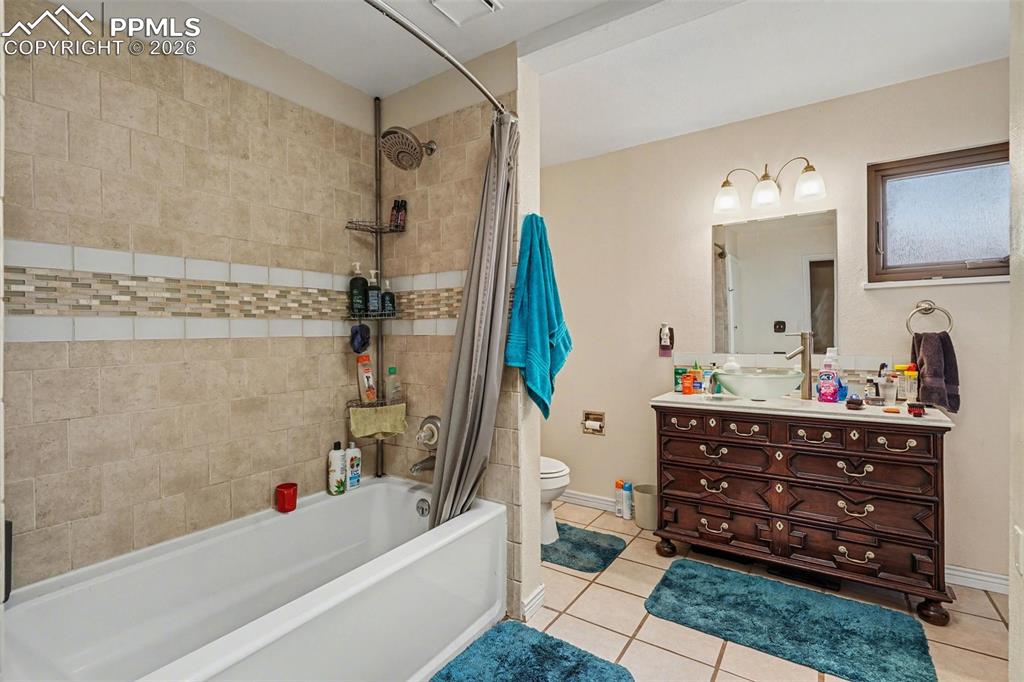 Image 11 of 23: Bathroom