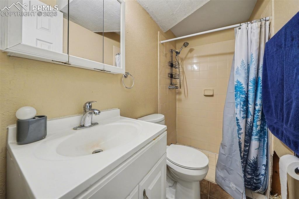 Image 18 of 23: Bathroom