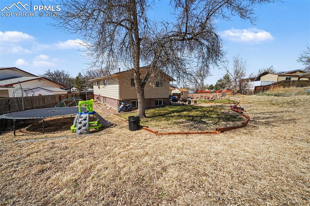 Image 22 of 23: Yard