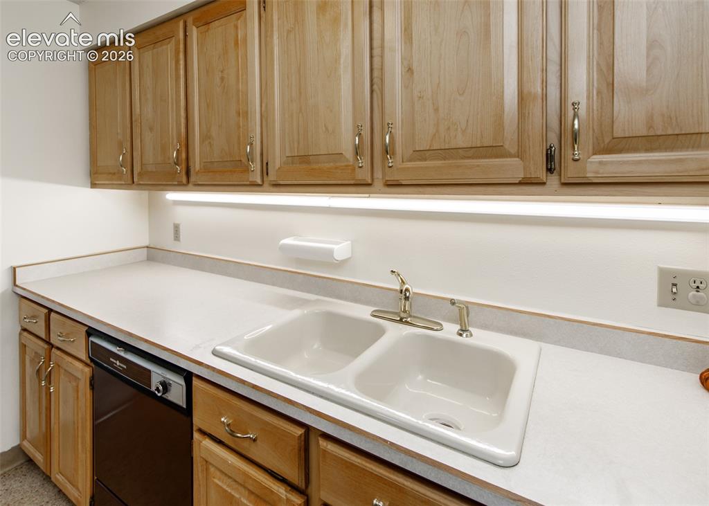 Image 8 of 31: Kitchen