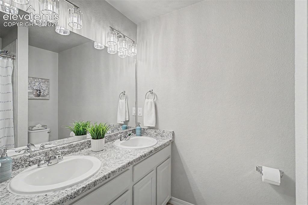 Image 32 of 41: Bathroom