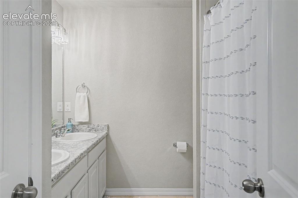 Image 33 of 41: Bathroom
