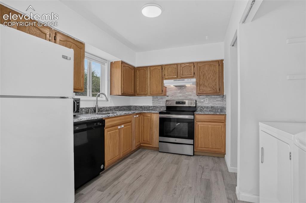 Image 12 of 29: Kitchen