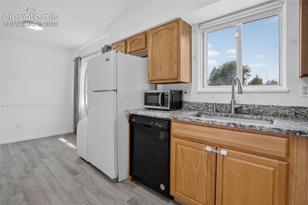 Image 14 of 29: Kitchen