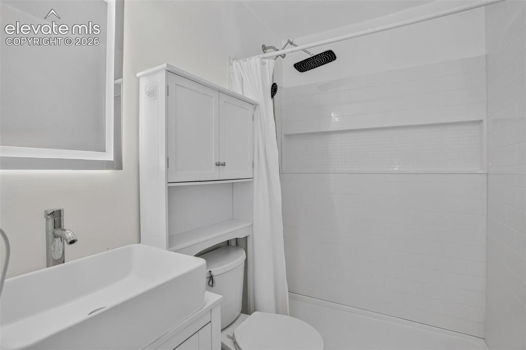 Image 21 of 29: Bathroom