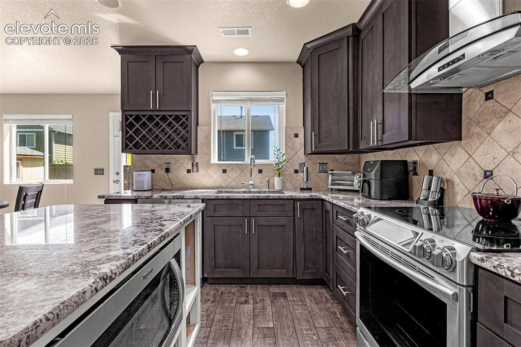 Image 10 of 32: Kitchen