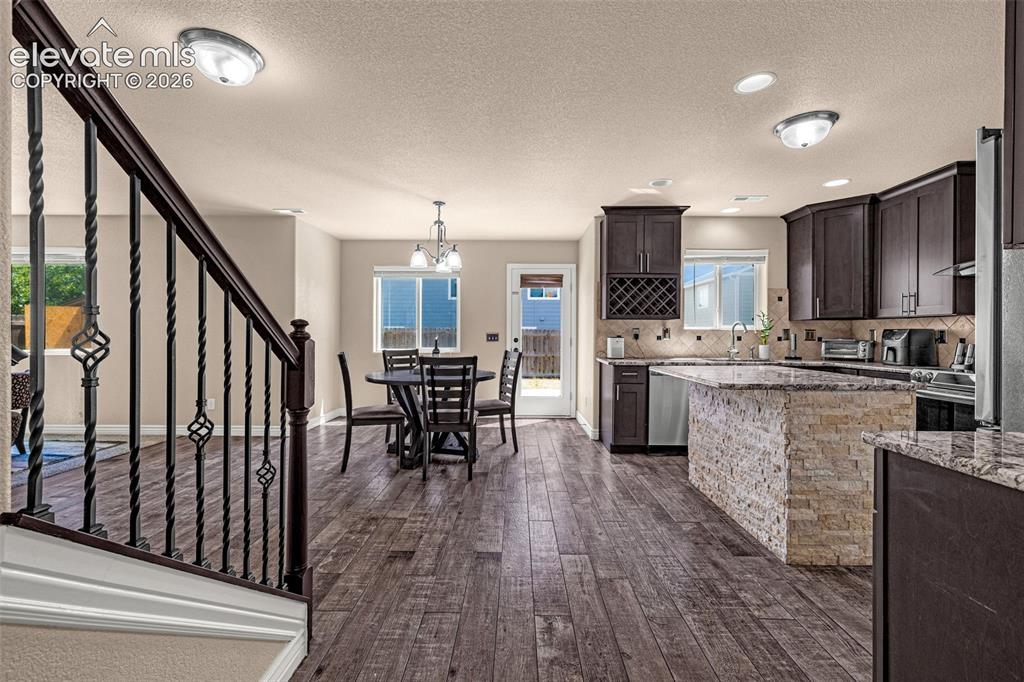 Image 11 of 32: Kitchen