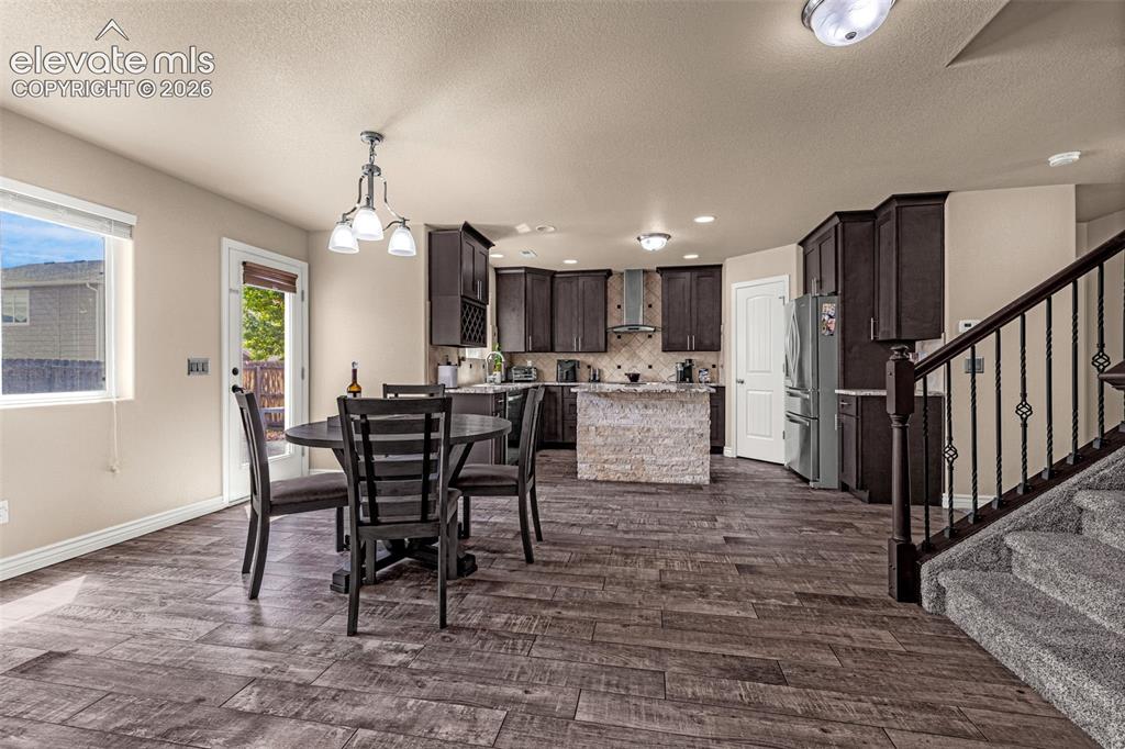 Image 6 of 32: Dining Area