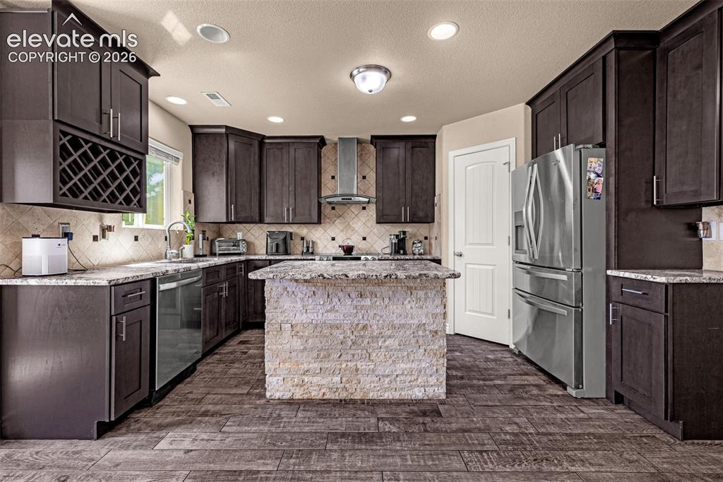 Image 7 of 32: Kitchen