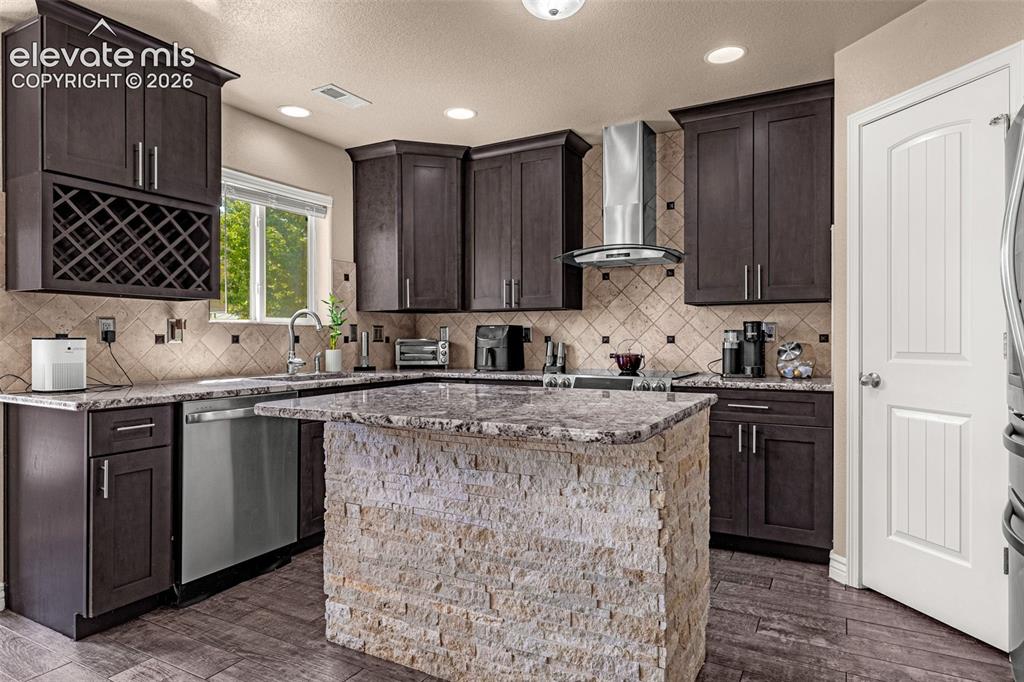 Image 8 of 32: Kitchen