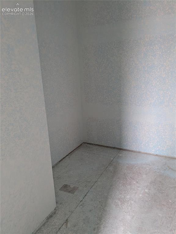 Image 19 of 45: Image quality insufficient for description
