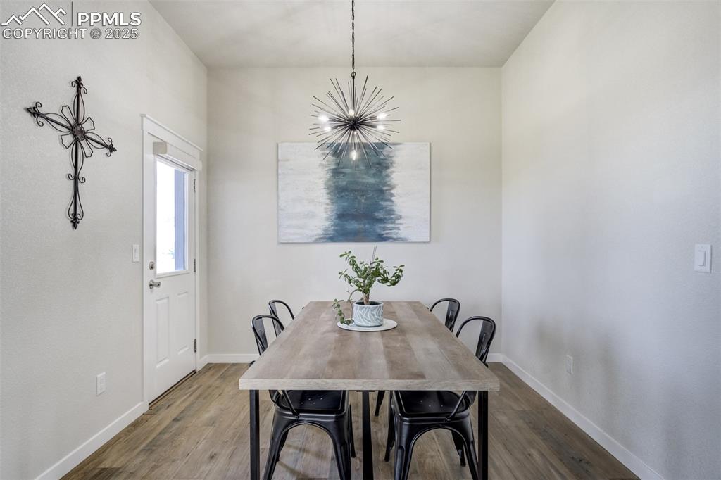 Image 10 of 50: Dining Area