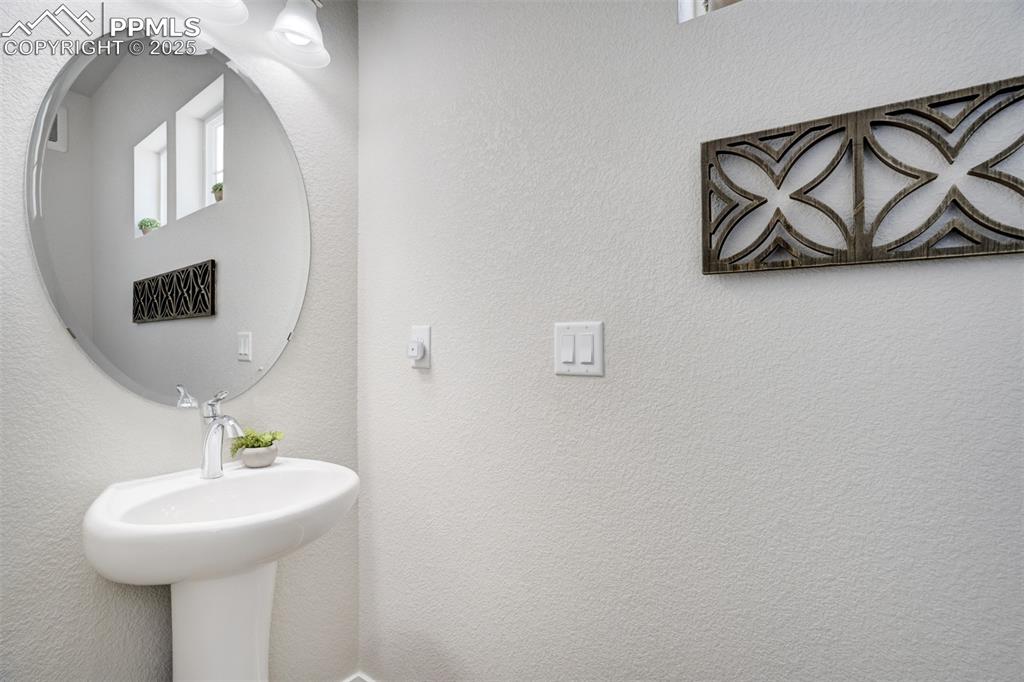 Image 12 of 50: Bathroom