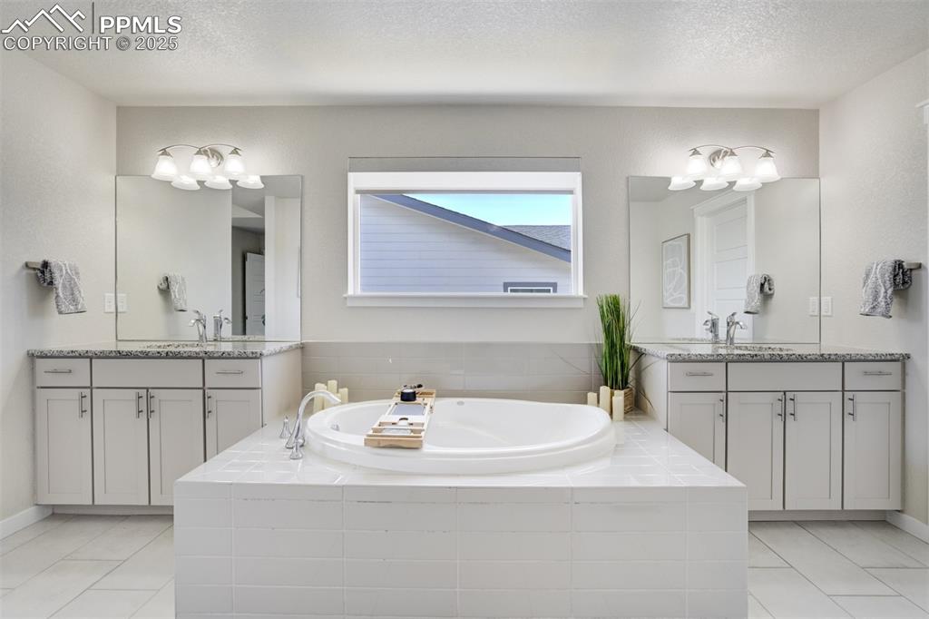 Image 18 of 50: Bathroom