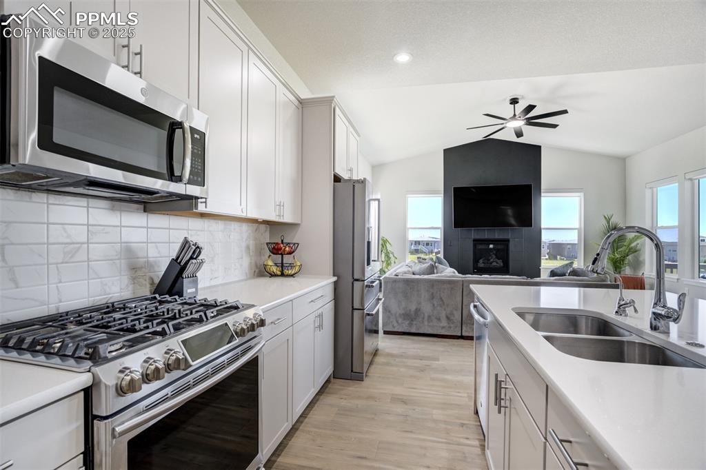 Image 9 of 50: Kitchen