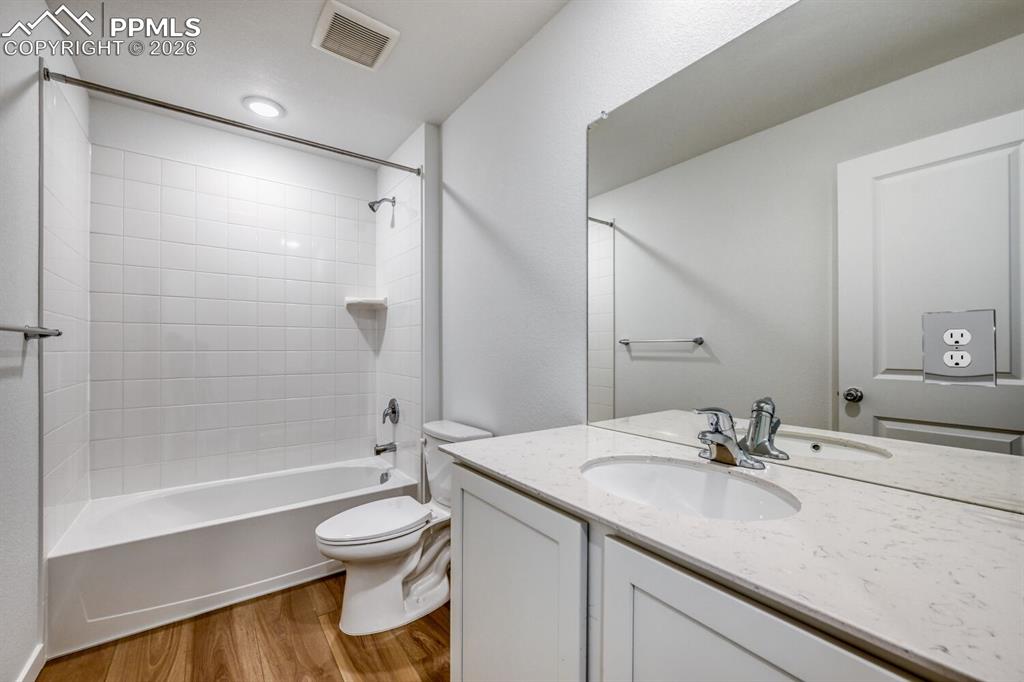 Image 10 of 12: Bathroom