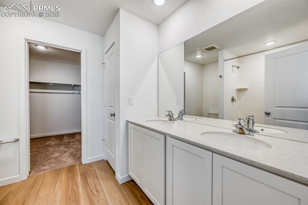 Image 7 of 12: Bathroom