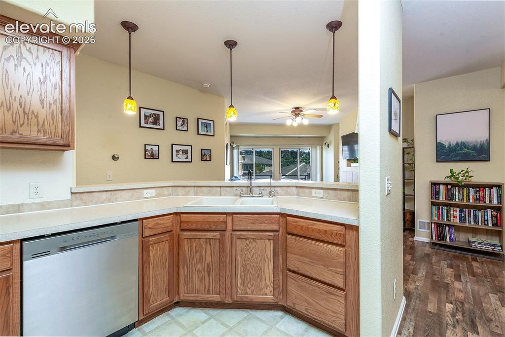 Image 10 of 30: Kitchen