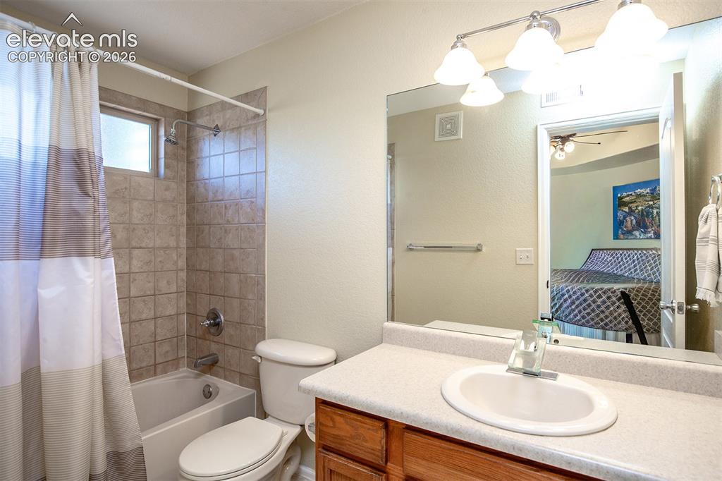 Image 18 of 30: Bathroom