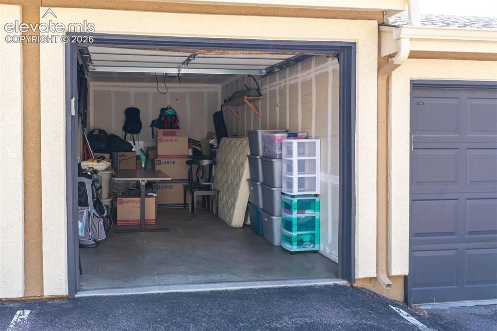 Image 26 of 30: Garage