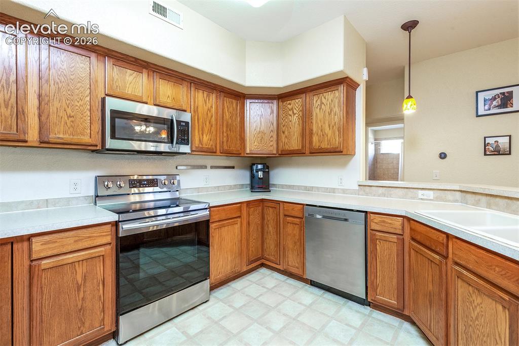 Image 9 of 30: Kitchen