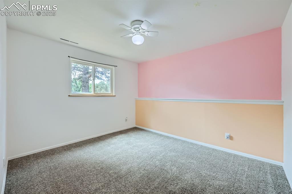 Image 19 of 28: Bedroom