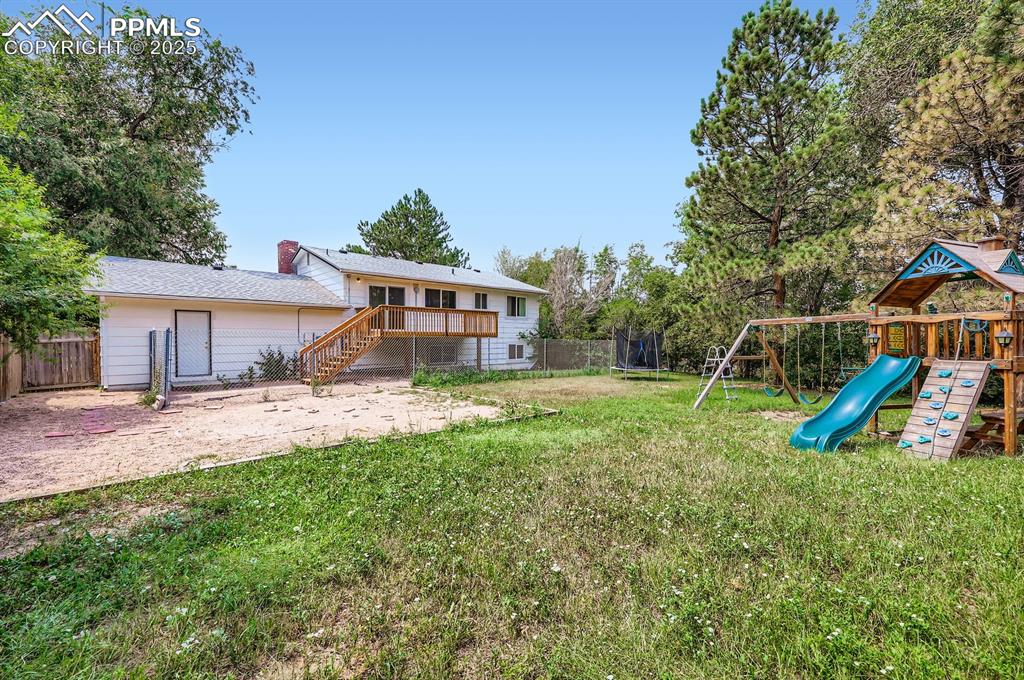 Image 27 of 28: Yard