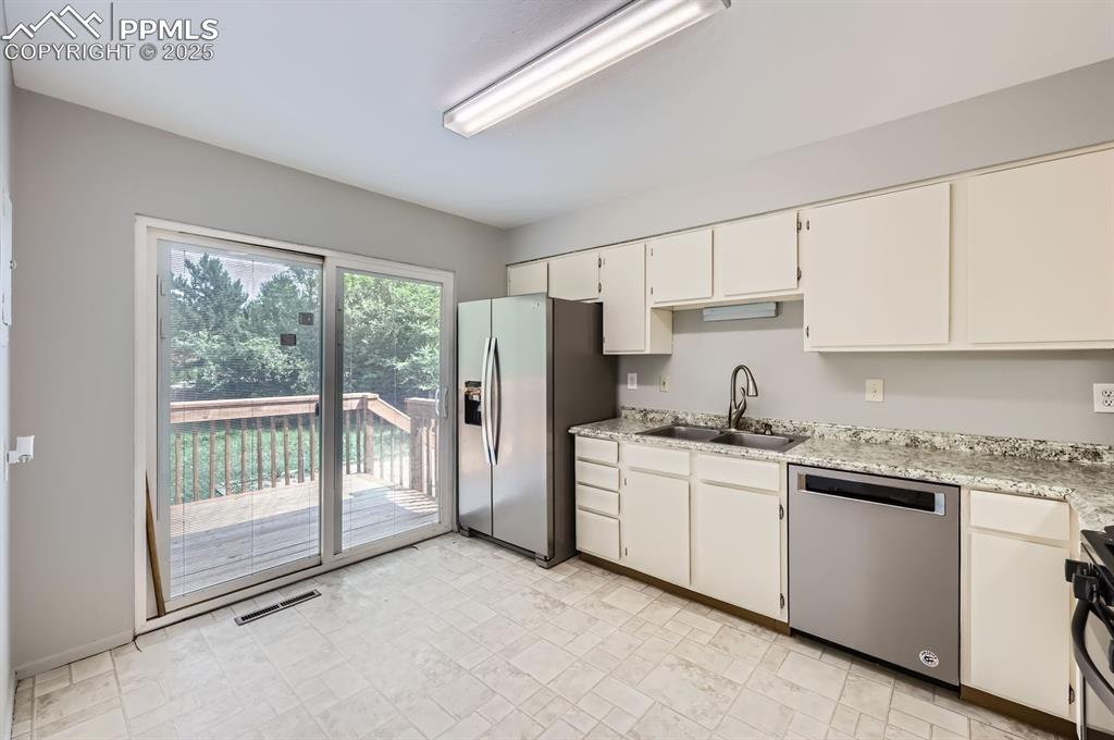 Image 9 of 28: Kitchen