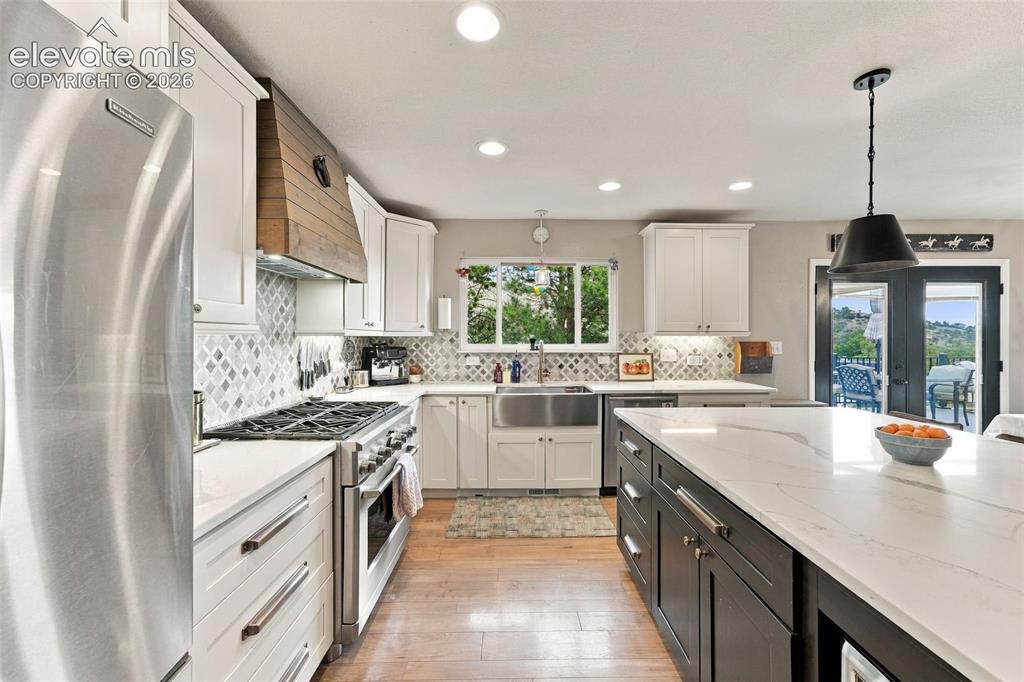 Image 14 of 47: Kitchen