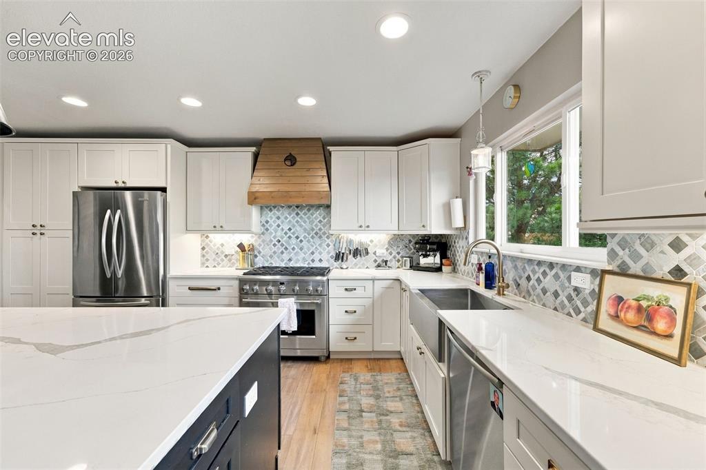 Image 15 of 47: Kitchen