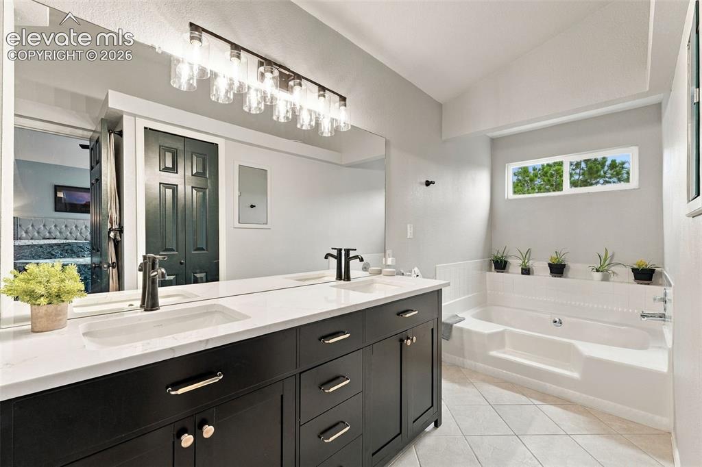 Image 21 of 47: Bathroom