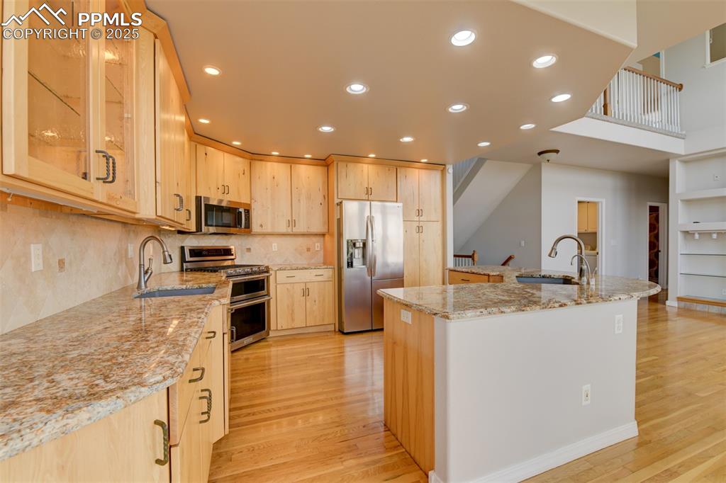 Image 17 of 41: Kitchen