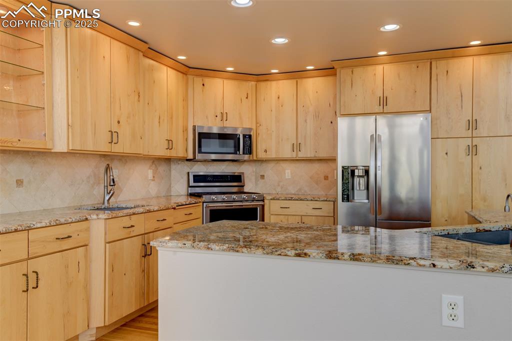 Image 18 of 41: Kitchen