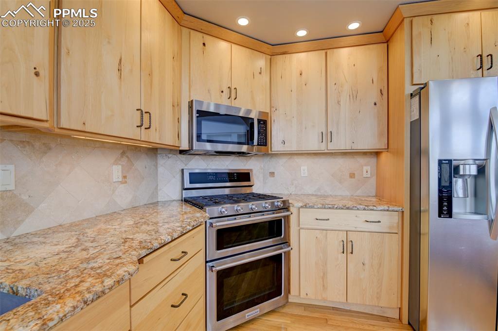 Image 20 of 41: Kitchen