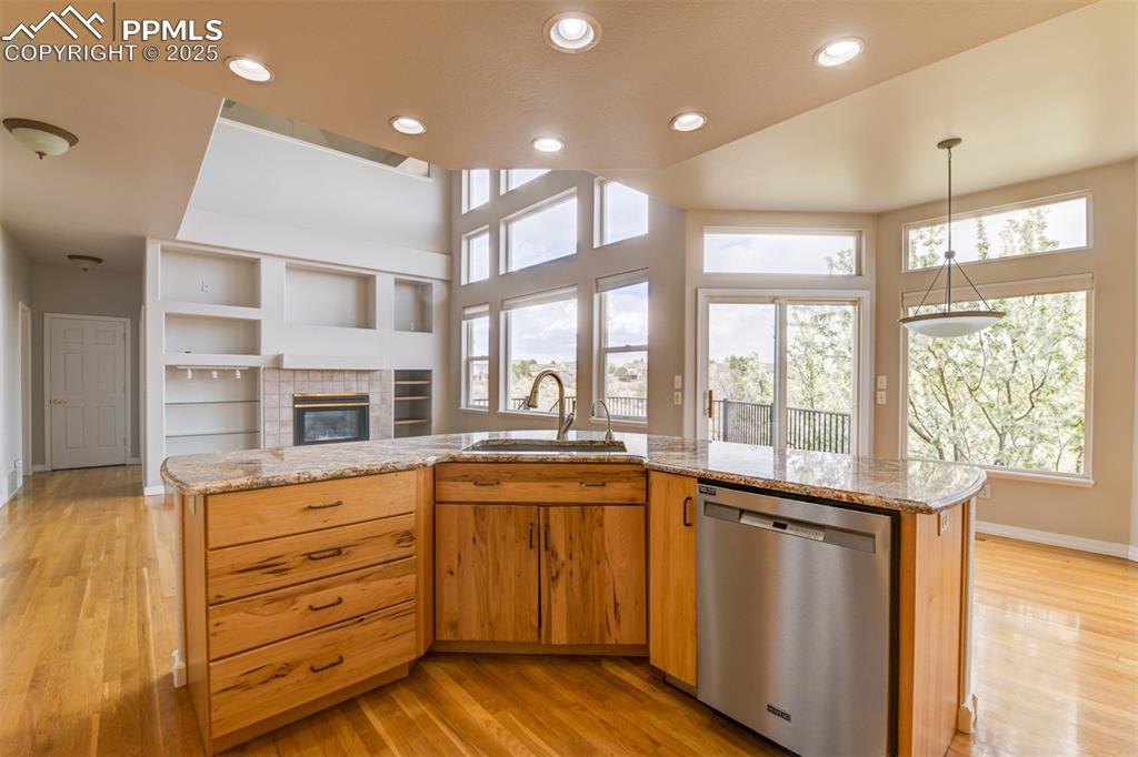 Image 21 of 41: Kitchen