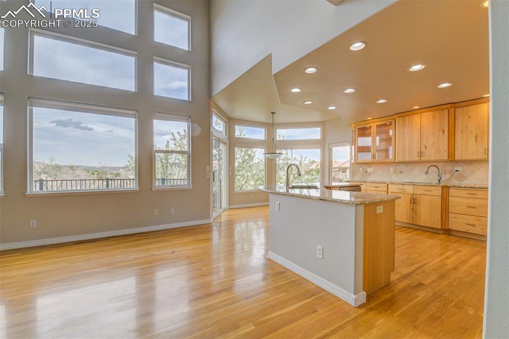 Image 22 of 41: Kitchen