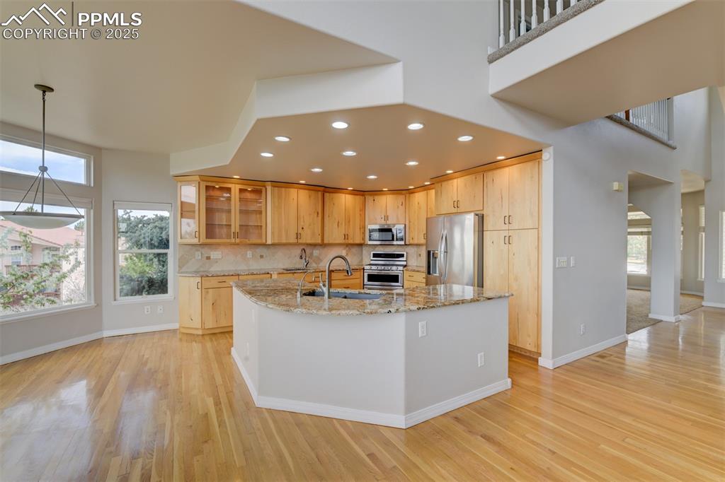 Image 23 of 41: Kitchen