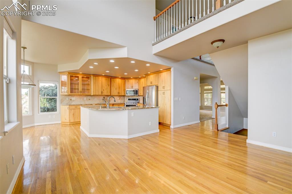 Image 24 of 41: Kitchen