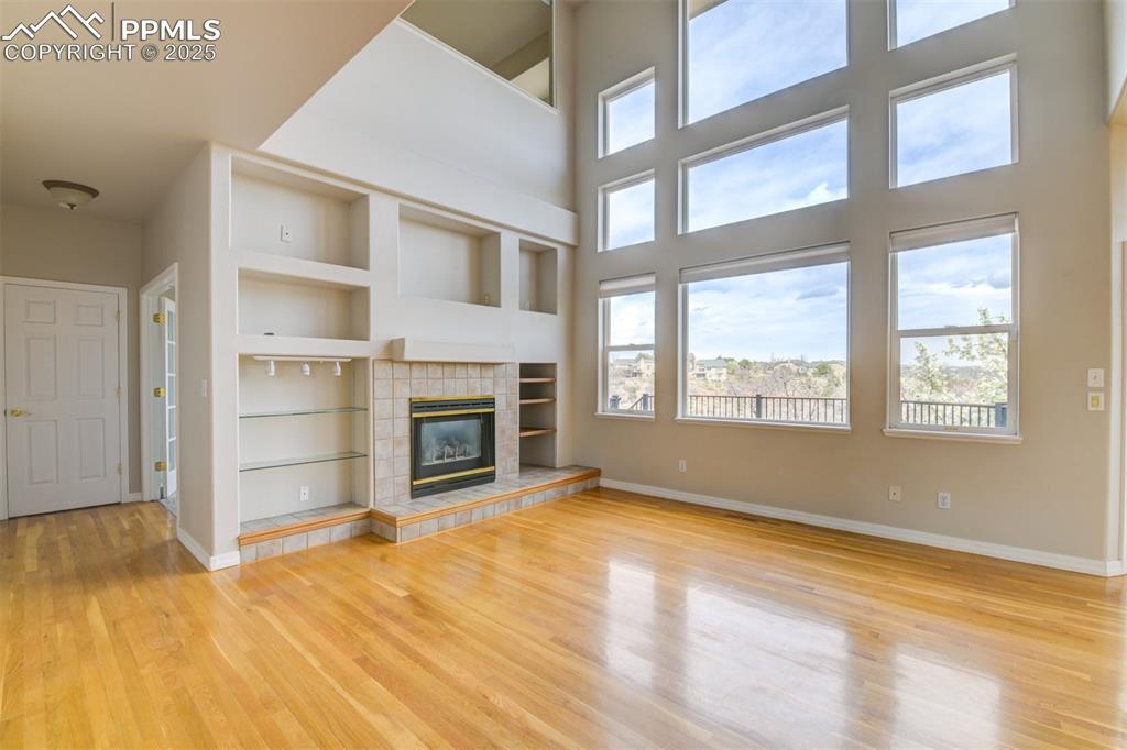 Image 25 of 41: Living Room