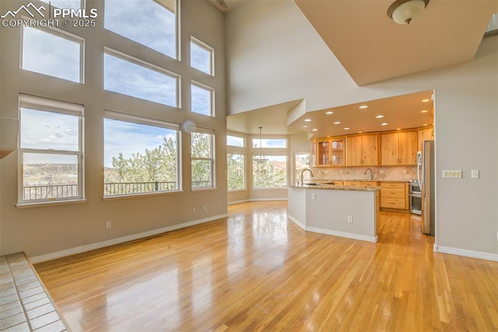 Image 26 of 41: Living Room