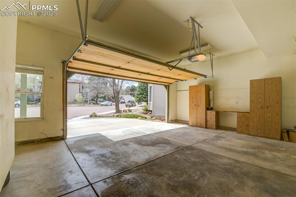 Image 40 of 41: Garage