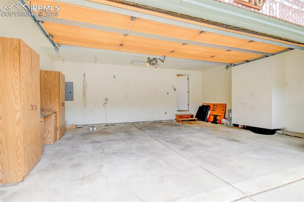 Image 41 of 41: Garage